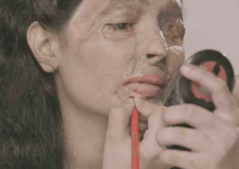 Il trucco come denuncia è su youtube. Dall’India si fa bella una ragazza sfregiata dall’acido