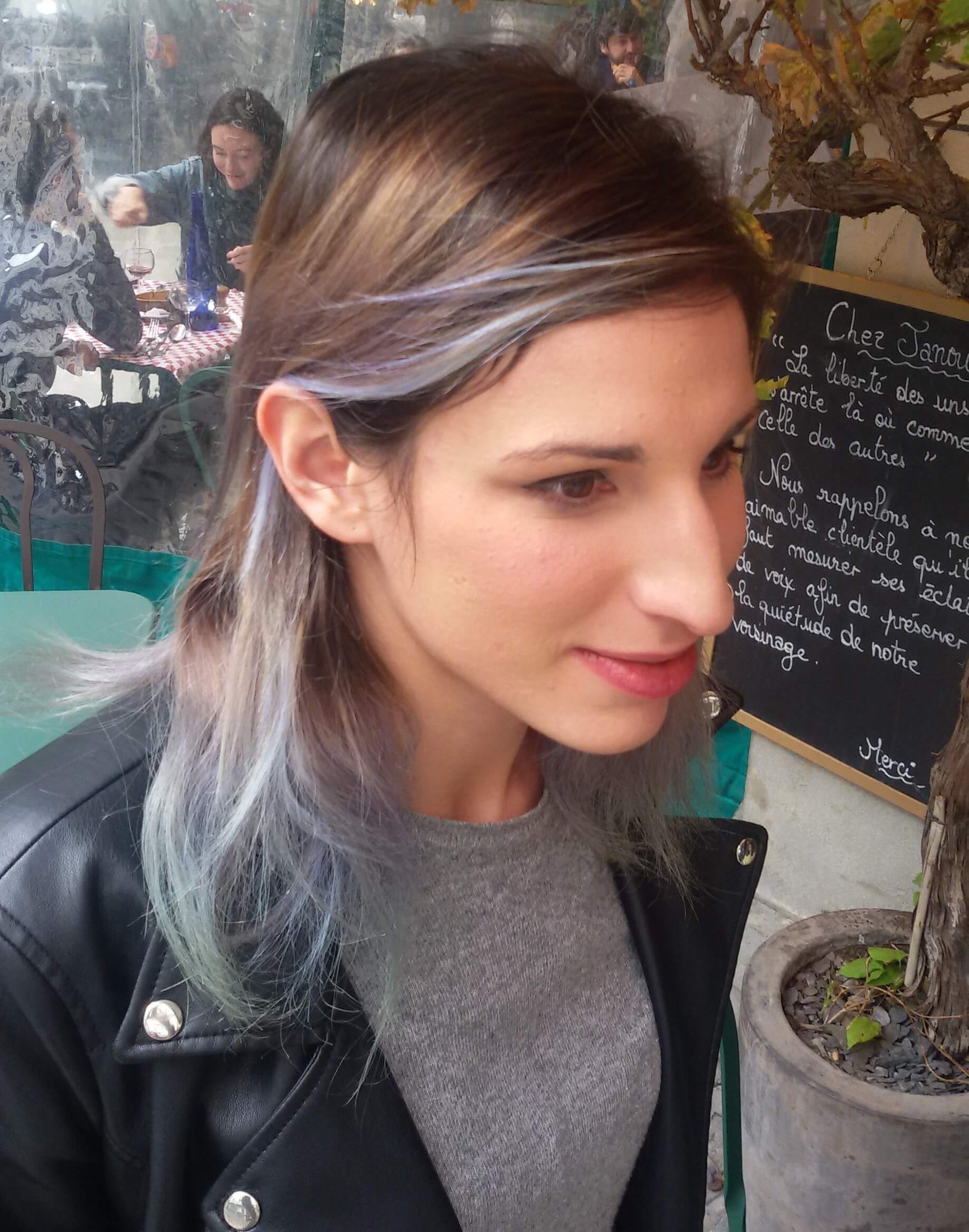 Il biondo è superato. Donne amano le chiome grigio-blu, moda da Parigi