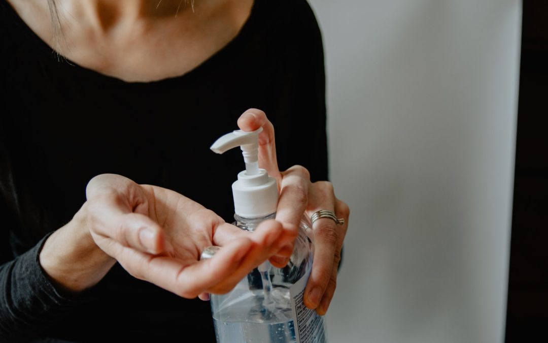 I gel per disinfettare le mani non sono tutti uguali, ecco come sceglierli