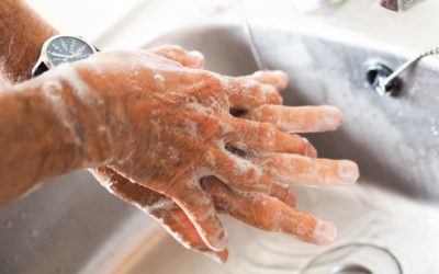 Laviamo ancora le mani? Ecco come non abbassare la guardia, igienizzare e avere cura della pelle